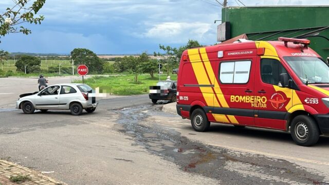 Mulher fica ferida em acidente entre dois carros em Catalão