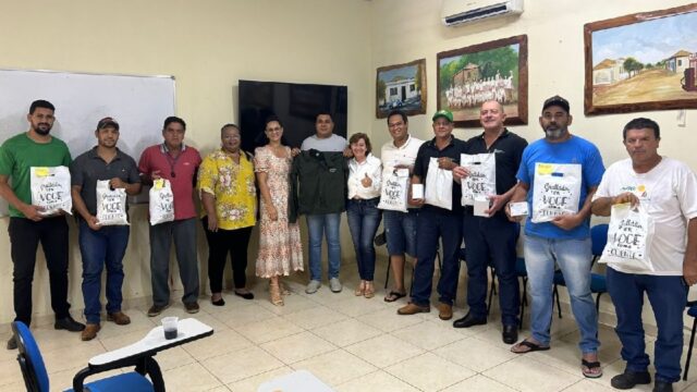 Motoristas de transporte escolar recebem kits de uniformes em Marzagão