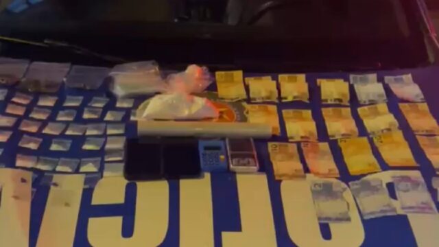 Mulher é presa por tráfico de drogas após tentar se desfazer de substâncias em bairro de Ipameri