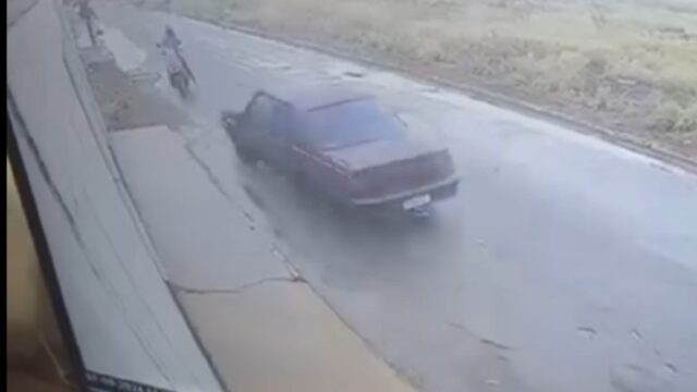 Motorista entra na contramão, atropela motociclista e foge sem prestar socorro em Catalão; VÍDEO