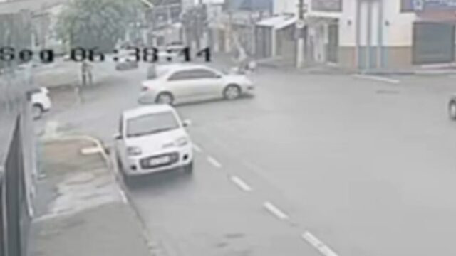 VÍDEO: Câmera de segurança registra batida entre carro e moto no bairro Nossa Senhora de Fátima em Catalão