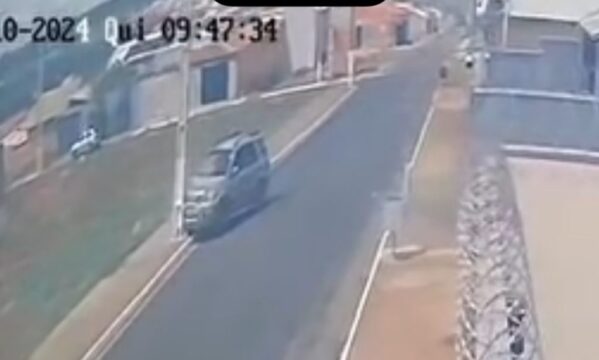 Câmera de segurança flagra colisão de veículo contra poste no Bairro Flamboyant, em Catalão; veja vídeo