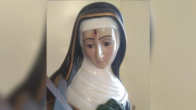 Igreja Católica investiga mancha avermelhada semelhante a sangue em imagem de Santa, em Goiás