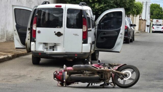 Homem fica ferido após acidente entre carro e moto no bairro Jk em Catalão