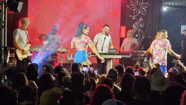Fotos: Cantor Washington Brasileiro agita noite de forró no Fogão de Lenha Shows em Catalão