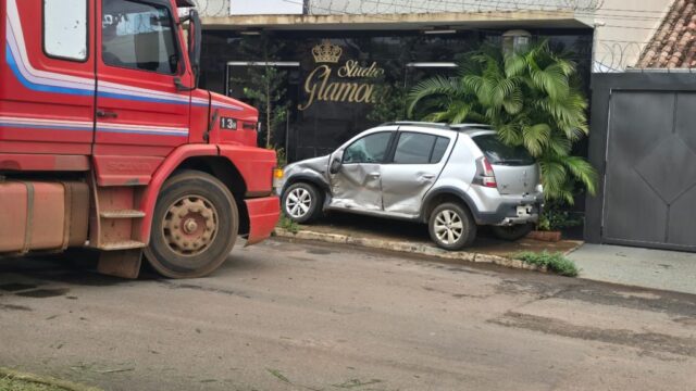 Carreta estacionada perde os freios e bate em carro estacionado em Catalão