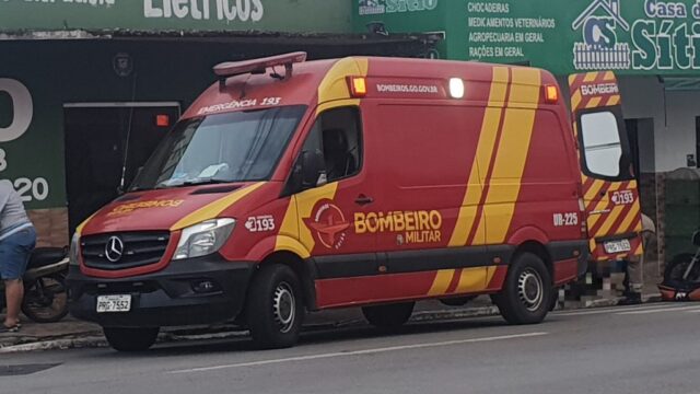 Duas pessoas ficam feridas após mulher abrir porta de carro e atingir moto em Catalão