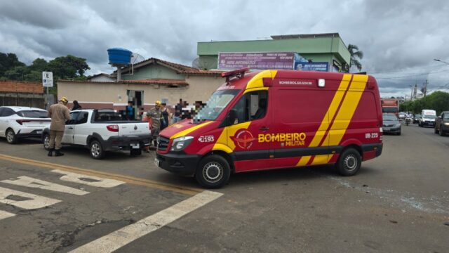 Três pessoas ficam feridas após colisão carro e moto no bairro Castelo Branco, em Catalão