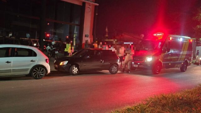 Colisão traseira envolvendo dois carros deixa mulher ferida, em Catalão