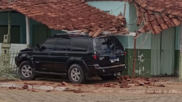 Embriagado, homem colide carro contra estabelecimento comercial em Três Ranchos