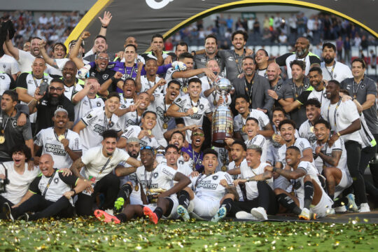 Botafogo joga partida inteira com um a menos, vence Atlético-MG de forma épica por 3 a 1 e conquista a Libertadores pela 1ª vez