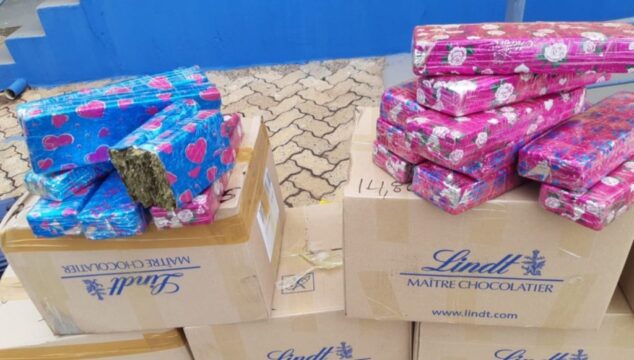 Quase meia tonelada de maconha é apreendida embrulhada para presente em caixas de chocolate na BR-050, em Araguari