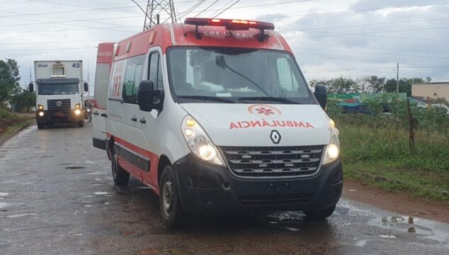 Mulher fica ferida após queda de moto em Catalão