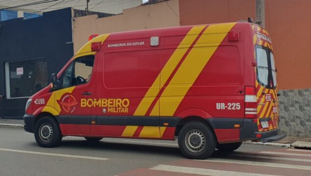 Homem fica ferido após acidente entre carro e moto no Centro de Catalão