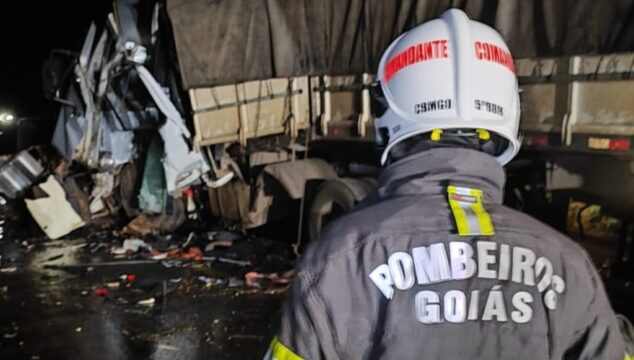 Bombeiros atendem acidente entre dois caminhões na GO-010, entre Luziânia e Vianópolis; colisão deixa dois motoristas mortos