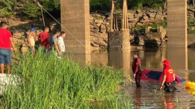 Em Caldas Novas: Bombeiros retiram carro que caiu no Rio Corumbá