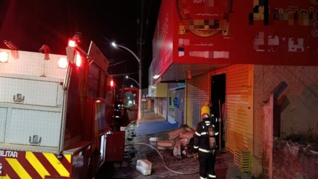 Incêndio em estabelecimento comercial mobiliza Corpo de Bombeiros em Caldas Novas