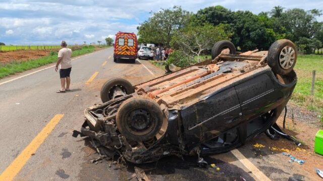 Capotamento em rodovia GO-139 deixa quatro pessoas feridas em Caldas Novas