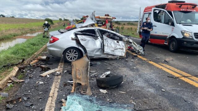 Colisão entre dois carros mata uma pessoa e deixa sete feridas na GO-139, entre Caldas Novas e Piracanjuba