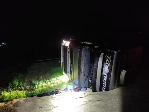 Caminhão carregado com soja tomba em Campo Alegre e deixa motorista ferido na BR-050