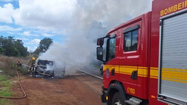 Van com equipamentos eletrônicos fica destruída após incêndio, em Araguari