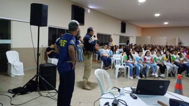 Em Ouvidor, PRF realiza formatura de 125 alunos da Escola Municipal no programa Pequeno Aprendiz no Trânsito