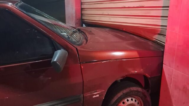 Veículo furtado é abandonado após colisão em supermercado em Pires do Rio