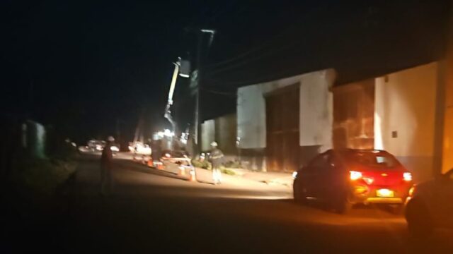 Colisão com poste de iluminação no bairro Liz deixa bairros adjacentes sem energia em Catalão