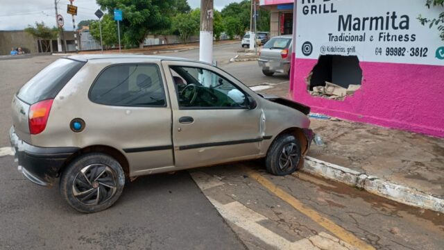 Mãe e filha ficam feridas após carro colidir contra muro em Catalão