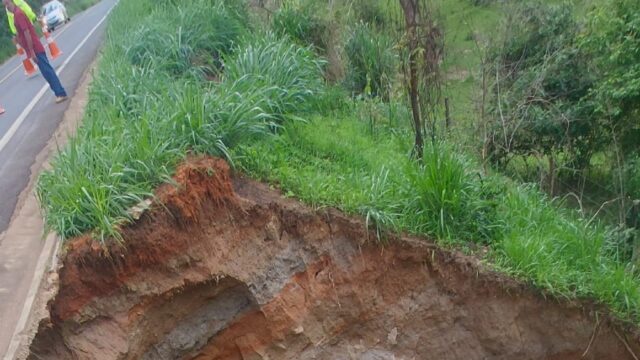 MG-190 é interditada entre Abadia dos Dourados e Monte Carmelo por risco de erosão