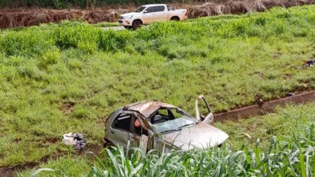 Carro com sete ocupantes, incluindo crianças, capota na BR-452 em Rio Verde
