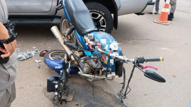Duas pessoas ficam feridas após acidente entre moto e caminhonete no Centro de Catalão