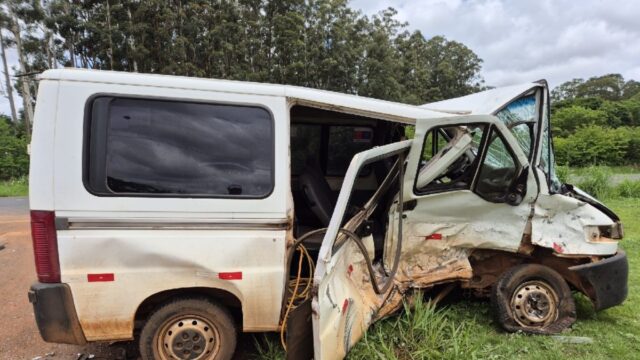 Colisão lateral na MG-190, em Romaria, deixa dois feridos, incluindo idoso em estado grave