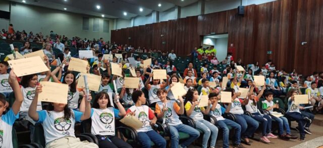 Crianças recebem diploma em formatura do projeto PAT em Catalão