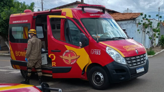 Homem e mulher grávida ficam feridos em colisão entre carro e moto em Catalão
