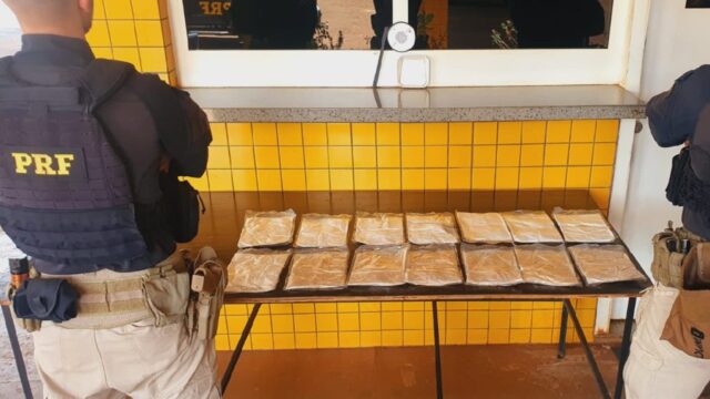 PRF prende mulher com 14 pacotes de cocaína escondidos em cinta modeladora em Goiás