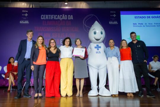 Goiás recebe selo por avanços no controle de HIV mãe-filho