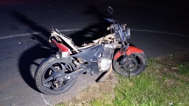 Mulher morre e homem fica gravemente ferido em colisão entre caminhonete e moto na BR-060, em Anápolis