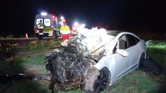 Casal morre após carro bater de frente com caminhão na BR-153, em Porangatu