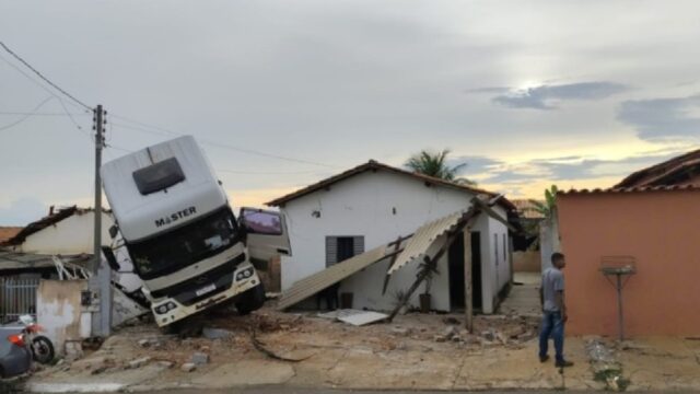 Caminhão desgovernado invade e destrói casa em Mineiros