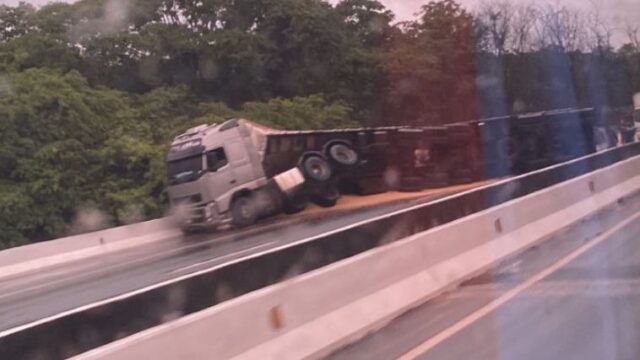 Carreta tomba e causa interdição parcial na BR-050, próximo ao Rio Araguari, entre Uberlândia e Araguari