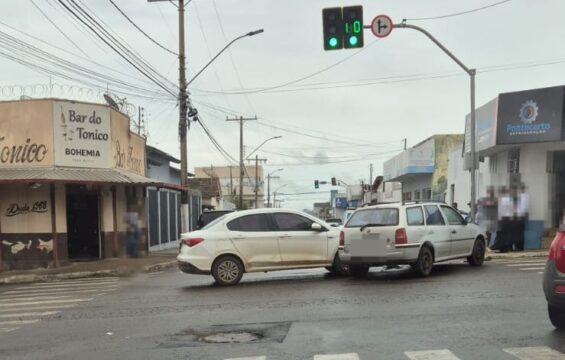 Colisão entre veículos no Bairro São João em Catalão resulta em danos materiais