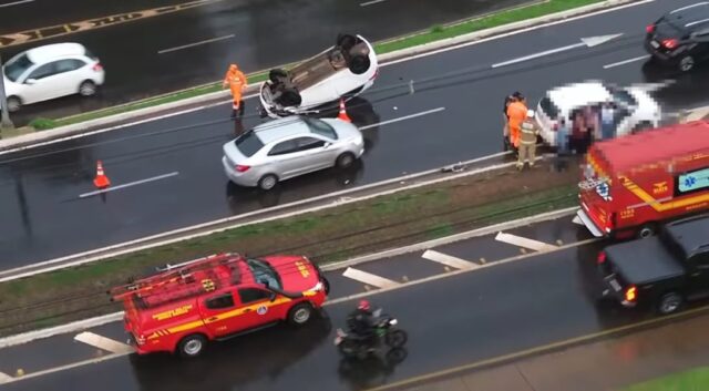 Capotamento de veículo deixa três feridos em avenida de Uberlândia, MG
