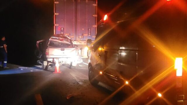 Três pessoas morrem em acidente entre caminhonete e carreta na BR-365, em Uberlândia