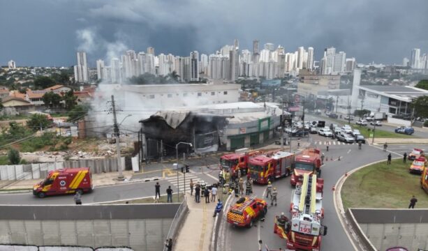 Incêndio em loja de calçados mobiliza Corpo de Bombeiros em Goiânia; veja vídeo