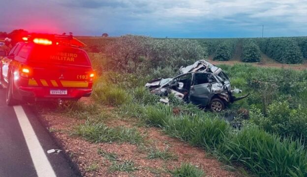 Mulher morre e três ficam feridos após capotamento entre Indianópolis e Uberlândia