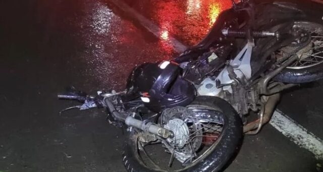 Motociclista é arremessado e atropelado após colisão com carro na MGC-452 em Uberlândia
