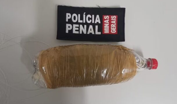 Uberlândia: Policial penal impede que garrafa PET com cinco celulares chegue a presos de penitenciária