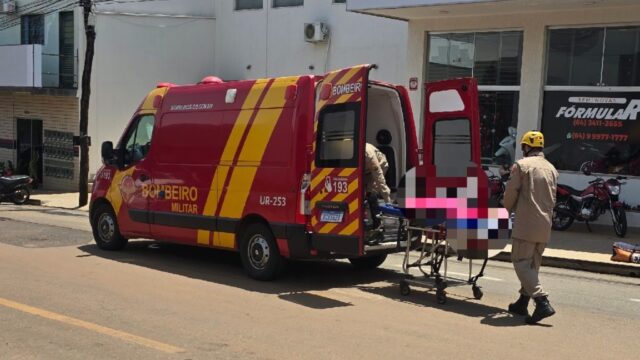Mulher fica ferida em acidente entre carro e moto em cruzamento de Catalão