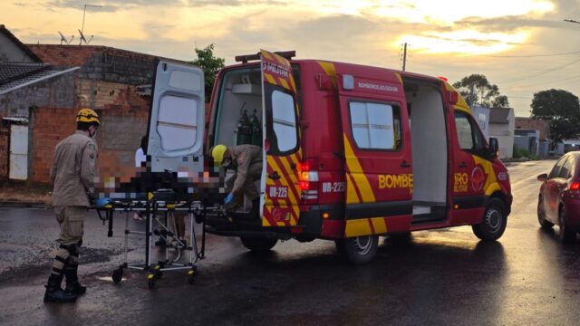 Colisão entre carro e moto deixa duas mulheres feridas no bairro Estrela, em Catalão